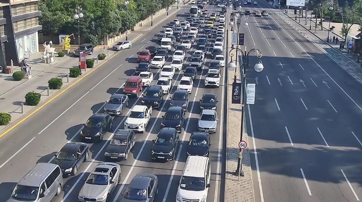 Bakının bəzi yollarında nəqliyyatın sıxlığı müşahidə olunur