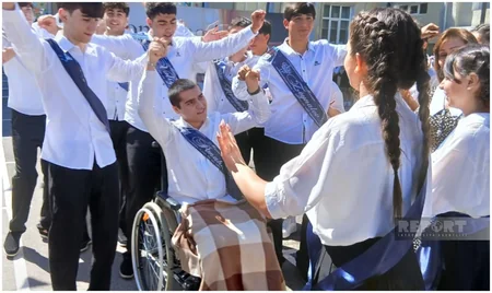 Emin Əmrullayev Gəncədə Son zəng mərasimində iştirak edib
