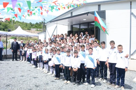 Elm və təhsil naziri Kəlbəcərdə tək məzunun Son zəngində iştirak edib