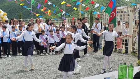 Elm və təhsil naziri Kəlbəcərdə tək məzunun Son zəngində iştirak edib