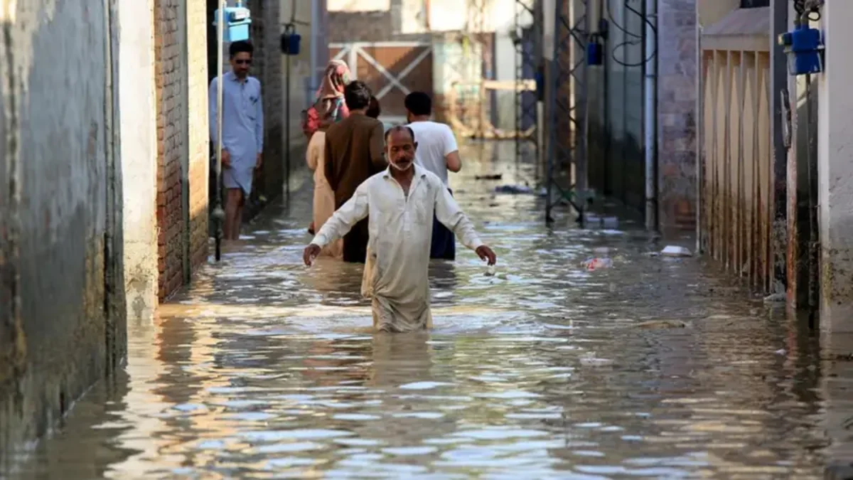 Seven killed, 33 injured as storms lash Pakistan