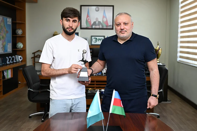 Əvəzedicilər Liqasının bombardiri Elçin Qasımov mükafatlandırılıb