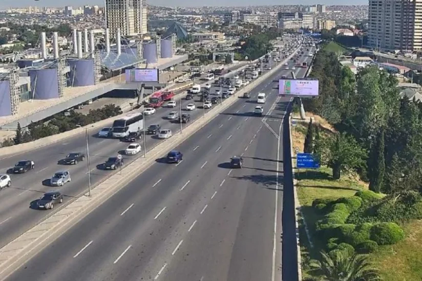 На ряде дорог Баку образовались пробки