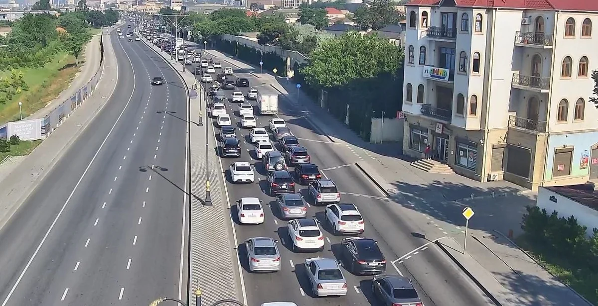 Bakının bir sıra yollarında nəqliyyatın sıxlığı müşahidə olunur