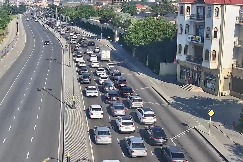 В Баку на ряде улиц и проспектов затруднено движение транспорта