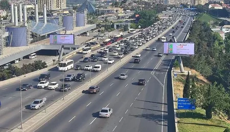 Bakının bir sıra yollarında nəqliyyatın sıxlığı müşahidə olunur