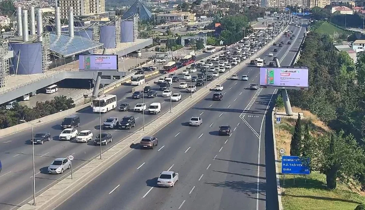 Bakının bir sıra yollarında nəqliyyatın sıxlığı yaranıb