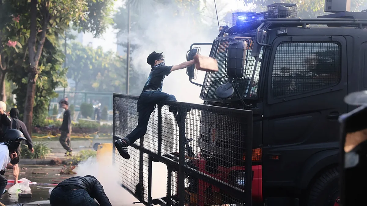 İndoneziyada iğtişaşlar nəticəsində 69 nəfər saxlanılıb, 29 polis yaralanıb