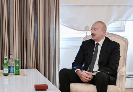 İlham Əliyev Dağıstanın tanınmış ictimai-siyasi xadimi Qurban Qurbanova Dostluq ordenini təqdim edib