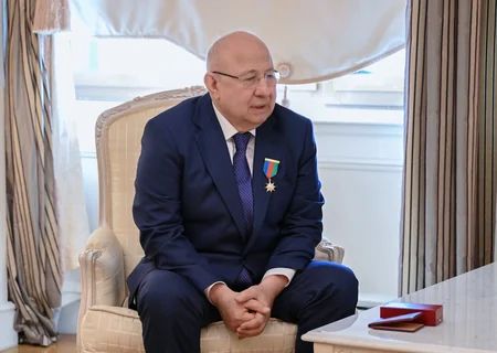 İlham Əliyev Dağıstanın tanınmış ictimai-siyasi xadimi Qurban Qurbanova Dostluq ordenini təqdim edib