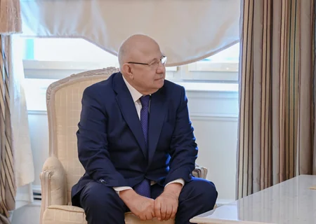 İlham Əliyev Dağıstanın tanınmış ictimai-siyasi xadimi Qurban Qurbanova Dostluq ordenini təqdim edib