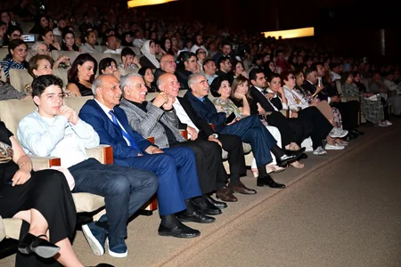 Bizim Maqsud müəllim tamaşası nümayiş etdirilib