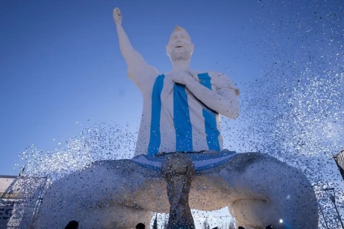 Argentinada Messinin 26 metrlik heykəlinin açılışı olub