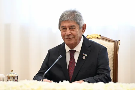Мирзиёев вручил послу Азербайджана орден Меҳнат шуҳрати