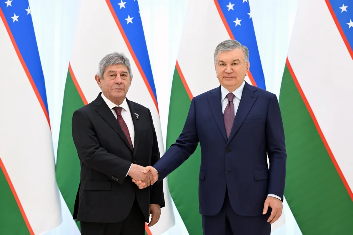 Shavkat Mirziyoyev presents Mehnat Shuhrati Order to Azerbaijani envoy