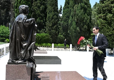 Türkmənistan Prezidenti Ümummilli Lider Heydər Əliyevin məzarını ziyarət edib