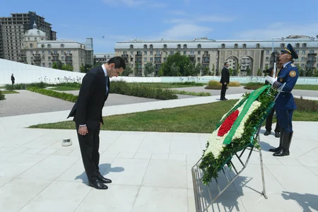 Türkmənistan Prezidenti Zəfər parkını ziyarət edib