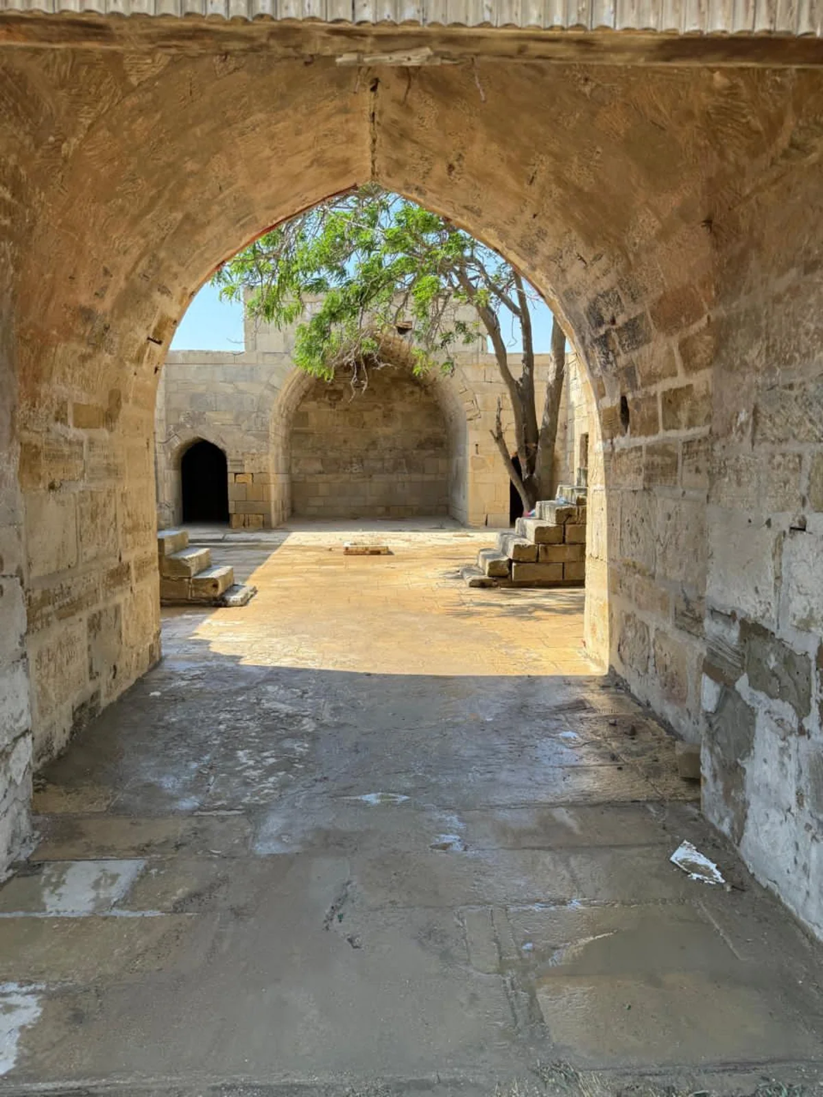 Qaradağda tarixi karvansaraya qanunsuz müdaxilənin qarşısı alınıb, araşdırma aparılır