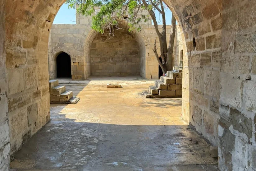 Qaradağda tarixi karvansaraya qanunsuz müdaxilənin qarşısı alınıb, araşdırma aparılır