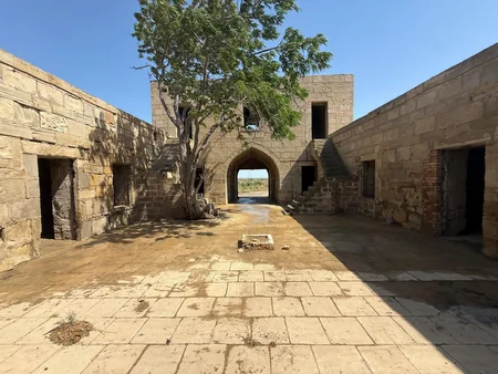 Qaradağda tarixi karvansaraya qanunsuz müdaxilənin qarşısı alınıb, araşdırma aparılır