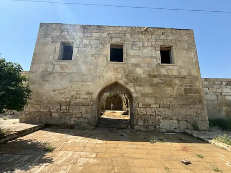 Qaradağda tarixi karvansaraya qanunsuz müdaxilənin qarşısı alınıb, araşdırma aparılır