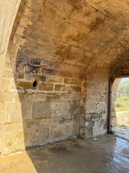 Qaradağda tarixi karvansaraya qanunsuz müdaxilənin qarşısı alınıb, araşdırma aparılır