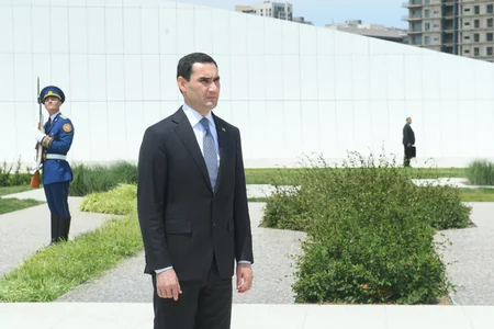 Türkmənistan Prezidenti Zəfər parkını ziyarət edib