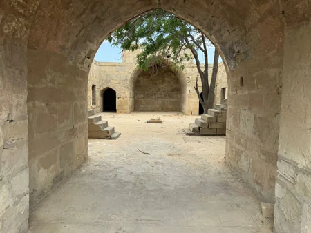 Qaradağda tarixi karvansaraya qanunsuz müdaxilənin qarşısı alınıb, araşdırma aparılır