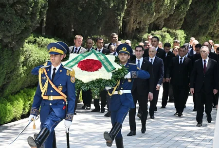 Türkmənistan Prezidenti Ümummilli Lider Heydər Əliyevin məzarını ziyarət edib