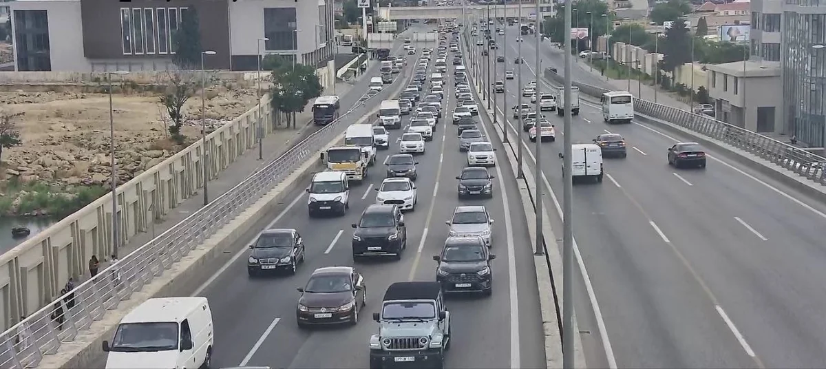 Bakının bəzi yollarında nəqliyyatın sıxlığı yaranıb