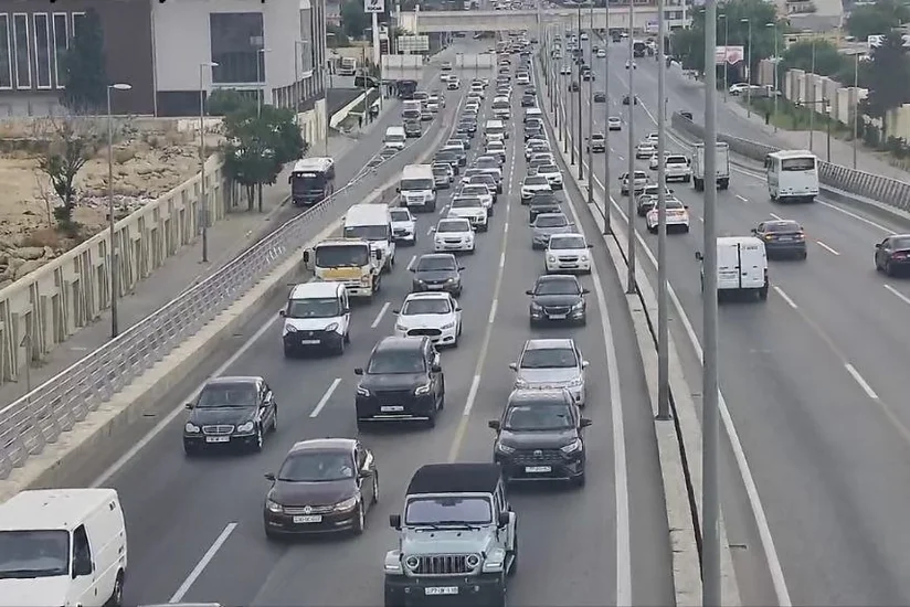 Bakının bəzi yollarında nəqliyyatın sıxlığı yaranıb