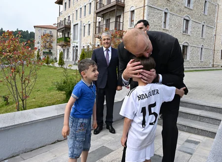 İlham Əliyev və Sərdar Berdiməhəmmədov Şuşada inşa edilmiş birinci yaşayış kompleksində olublar