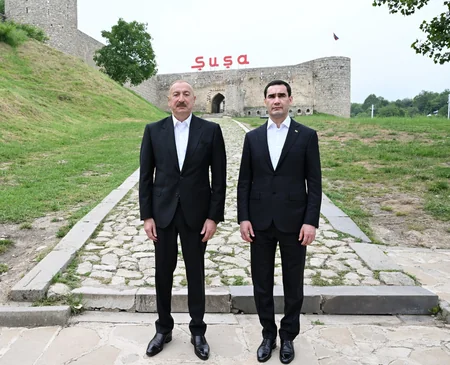 İlham Əliyev və Sərdar Berdiməhəmmədov Şuşada tanınmış şəxsiyyətlərin güllələnmiş büstlərinə baxıblar