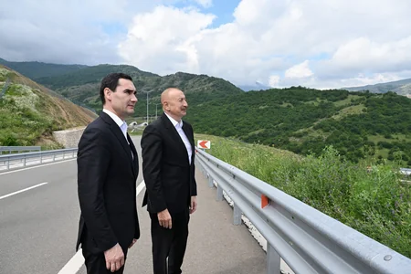 İlham Əliyev və Sərdar Berdiməhəmmədov Şuşanın Daşaltı kəndinin fonunda şəkil çəkdiriblər