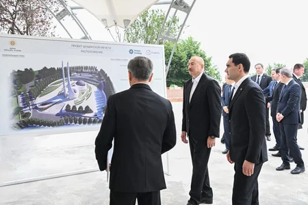 Azərbaycan və Türkmənistan prezidentləri Şuşa məscidində tikinti işlərinin gedişi ilə tanış olublar