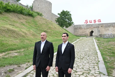 İlham Əliyev və Sərdar Berdiməhəmmədov Şuşada tanınmış şəxsiyyətlərin güllələnmiş büstlərinə baxıblar