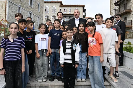 İlham Əliyev və Sərdar Berdiməhəmmədov Şuşada inşa edilmiş birinci yaşayış kompleksində olublar