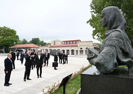 İlham Əliyev və Sərdar Berdiməhəmmədov Şuşada tanınmış şəxsiyyətlərin güllələnmiş büstlərinə baxıblar
