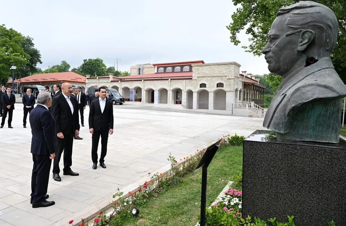 İlham Əliyev və Sərdar Berdiməhəmmədov Şuşada tanınmış şəxsiyyətlərin güllələnmiş büstlərinə baxıblar