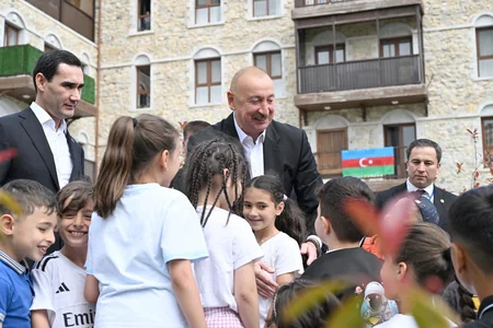 İlham Əliyev və Sərdar Berdiməhəmmədov Şuşada inşa edilmiş birinci yaşayış kompleksində olublar