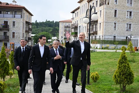 İlham Əliyev və Sərdar Berdiməhəmmədov Şuşada inşa edilmiş birinci yaşayış kompleksində olublar