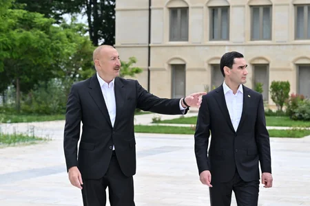 İlham Əliyev və Sərdar Berdiməhəmmədov Şuşada tanınmış şəxsiyyətlərin güllələnmiş büstlərinə baxıblar