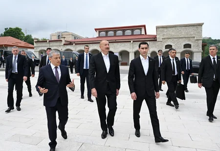 İlham Əliyev və Sərdar Berdiməhəmmədov Şuşada tanınmış şəxsiyyətlərin güllələnmiş büstlərinə baxıblar