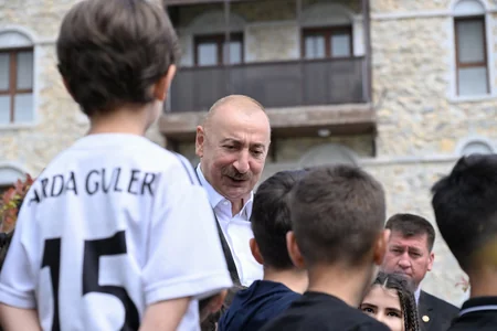 İlham Əliyev və Sərdar Berdiməhəmmədov Şuşada inşa edilmiş birinci yaşayış kompleksində olublar