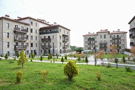 İlham Əliyev və Sərdar Berdiməhəmmədov Şuşada inşa edilmiş birinci yaşayış kompleksində olublar