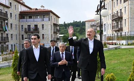 İlham Əliyev və Sərdar Berdiməhəmmədov Şuşada inşa edilmiş birinci yaşayış kompleksində olublar