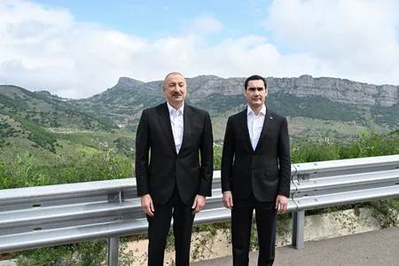 İlham Əliyev və Sərdar Berdiməhəmmədov Şuşanın Daşaltı kəndinin fonunda şəkil çəkdiriblər