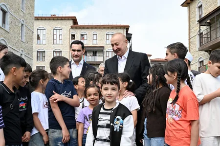 İlham Əliyev və Sərdar Berdiməhəmmədov Şuşada inşa edilmiş birinci yaşayış kompleksində olublar
