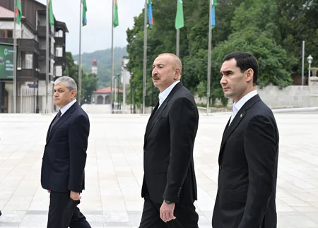 İlham Əliyev və Sərdar Berdiməhəmmədov Şuşada tanınmış şəxsiyyətlərin güllələnmiş büstlərinə baxıblar