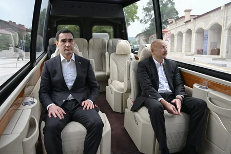 İlham Əliyev və Sərdar Berdiməhəmmədov Şuşada tanınmış şəxsiyyətlərin güllələnmiş büstlərinə baxıblar